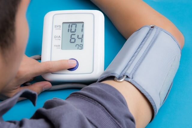 болит голова от давления